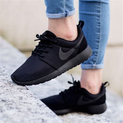 nike black sneakers for women.